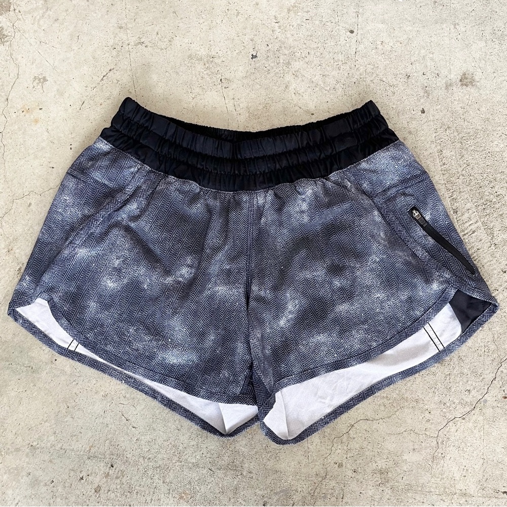 Lululemon Tracker Short IV in Mini Diffusion White Black / Black